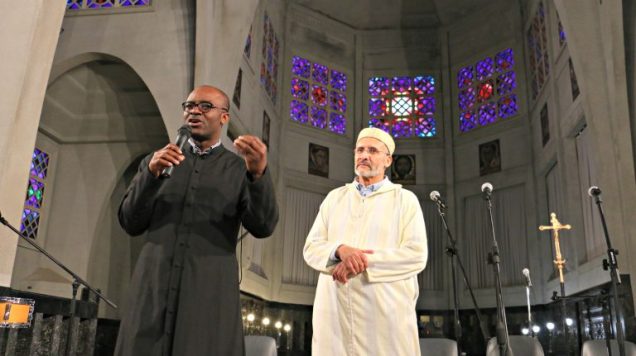 Rupture-du-jeûne-interculturel-lors-du-ramadan-dans-léglise-Saint-Jean-Baptiste-à-Molenbeek-Saint-Jean-avec-le-Père-Aurélien-SANIKO-et-les-imams-13-768x431